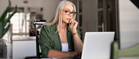 Mujer mirando una computadora portátil