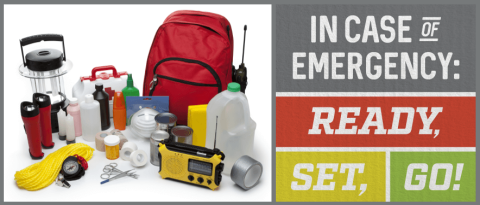 Kit de primeros auxilios que se está empacando con el texto superpuesto “En caso de emergencia: ¡Listos, preparados, ya!”