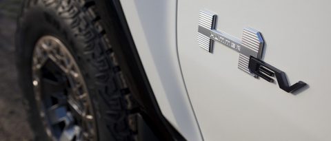 Primer plano de la GMC HUMMER EV mostrando el logotipo