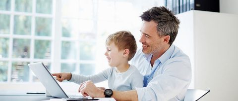 padre e hijo mirando una computadora
