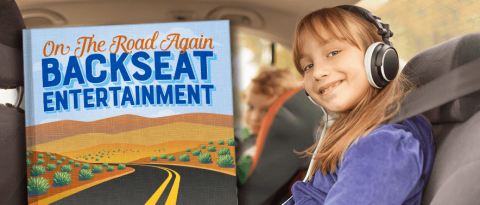 niños felices en un auto en un viaje por carretera con un libro titulado “Otra vez en la carretera: entretenimiento en el asiento trasero”.