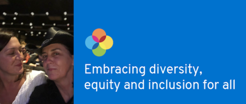 Una imagen de Kelly Moye y su esposa con un texto que dice "Acoge la diversidad, la equidad y la inclusión para todos".