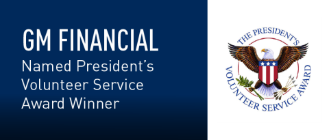 Logotipo del Premio al Servicio Voluntario del Presidente de los EE. UU. junto a un fondo azul con texto superpuesto "GM Financial es nombrado ganador del Premio al Servicio Voluntario del Presidente"